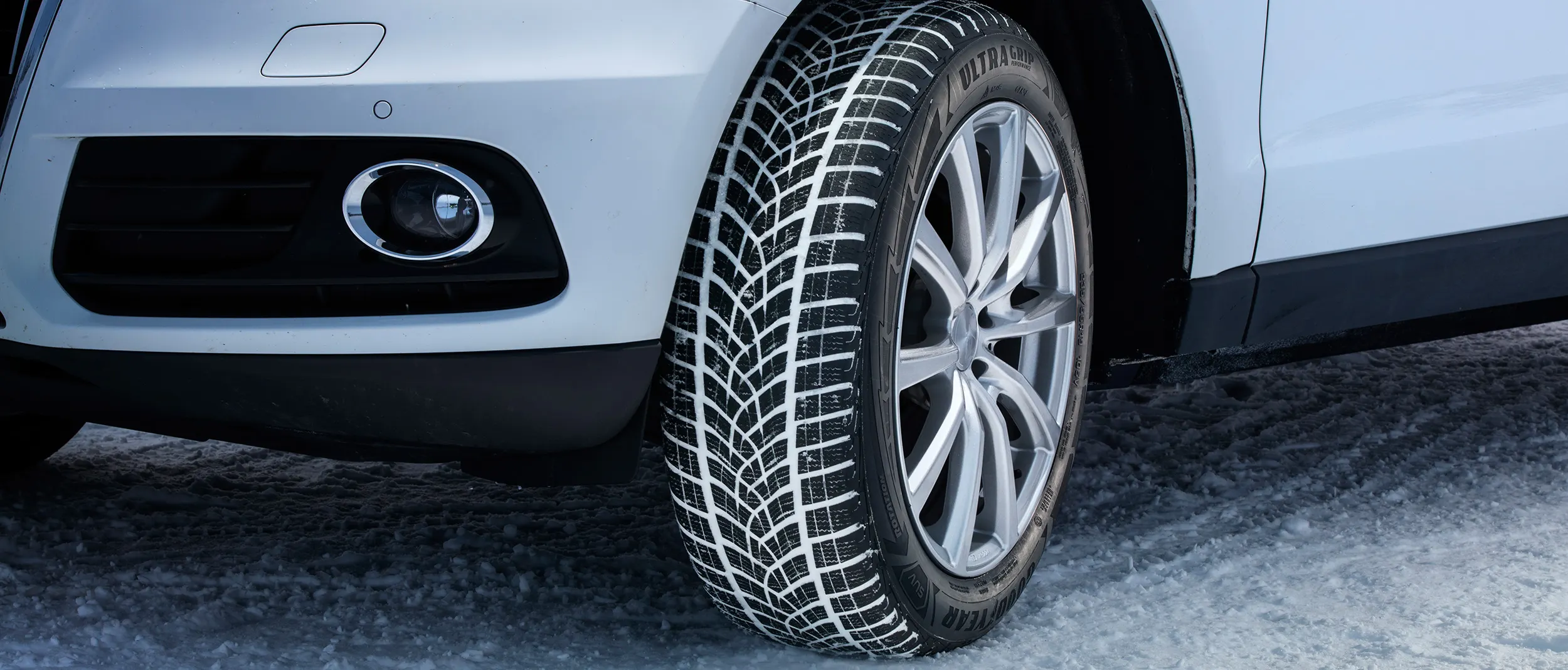 Neumático Goodyear de invierno montado en la rueda delantera de un coche