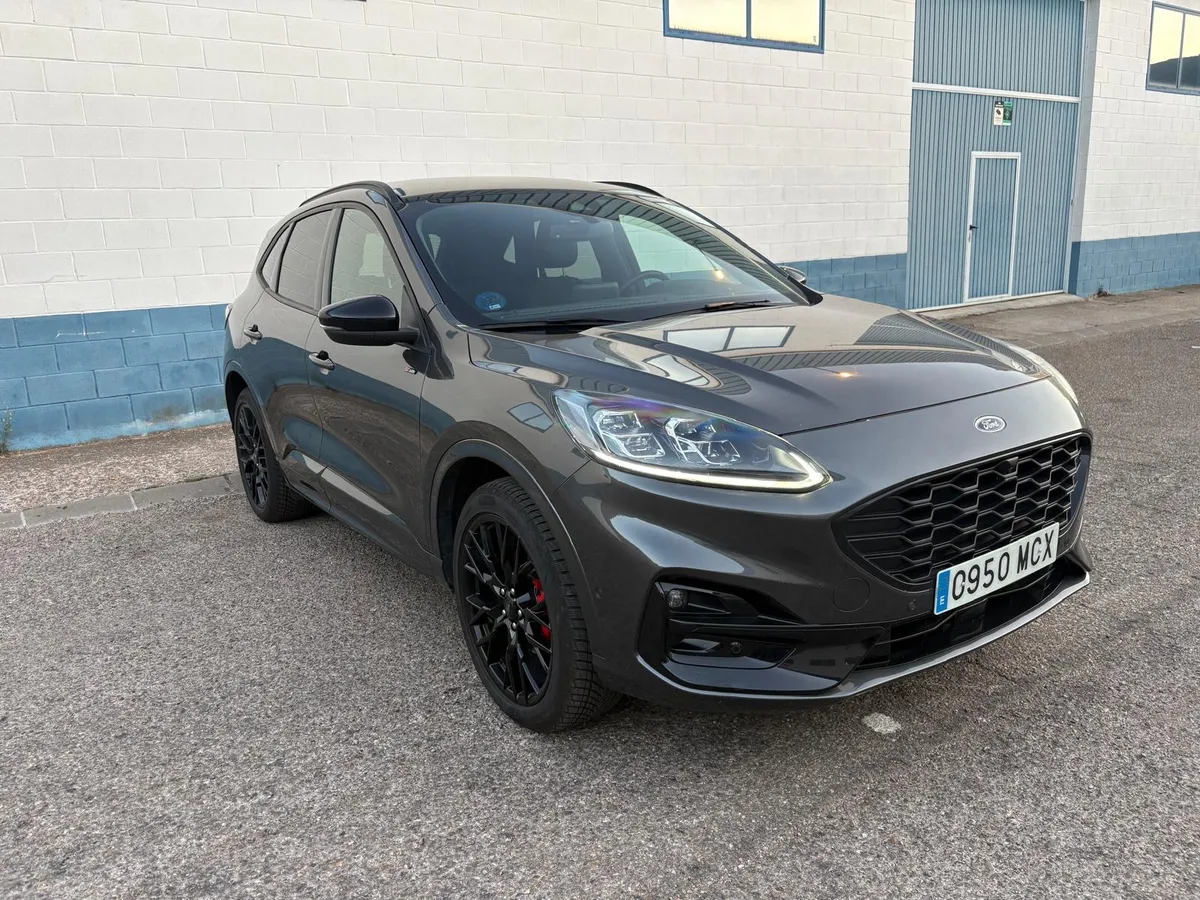 Ford Kuga ST-Line 2.5 PHEV 225 CV visto de tres cuartos