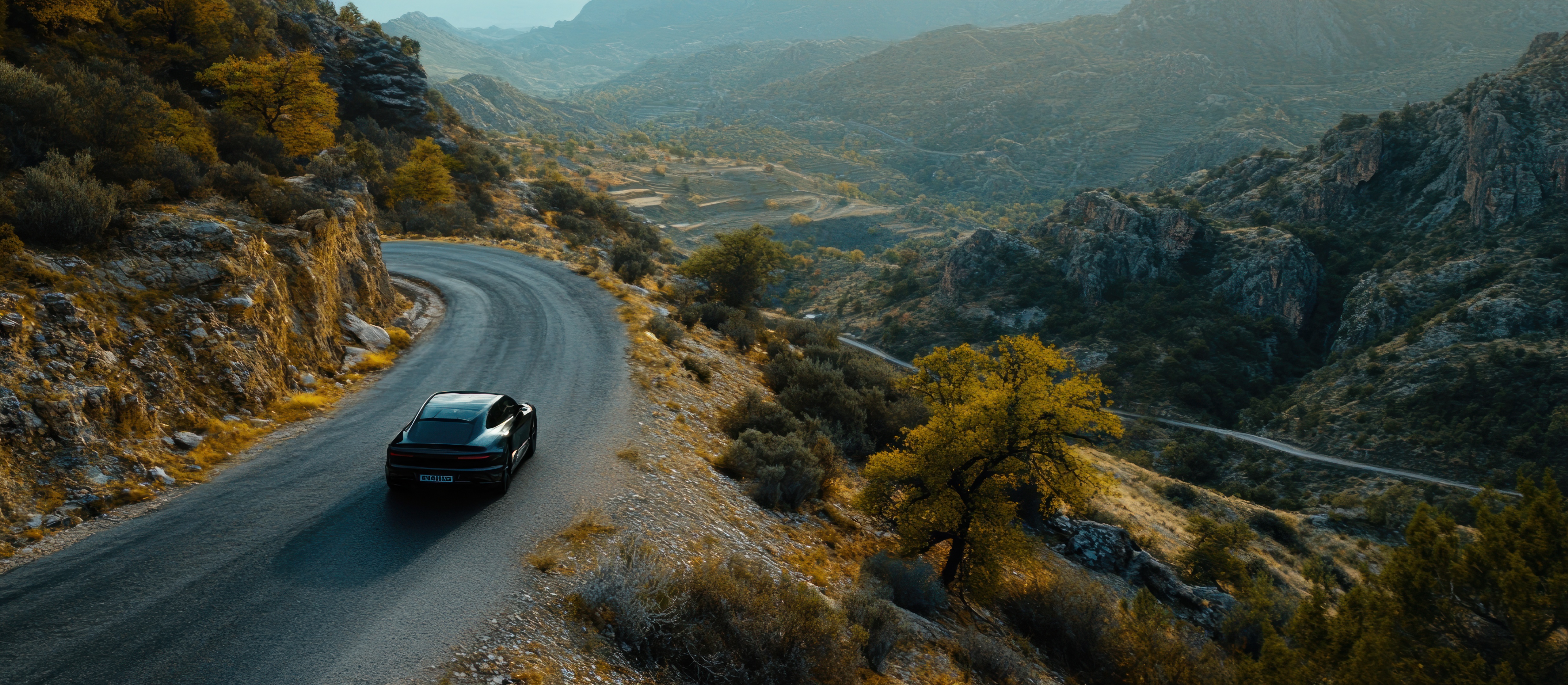 Coche en carretera de montaña